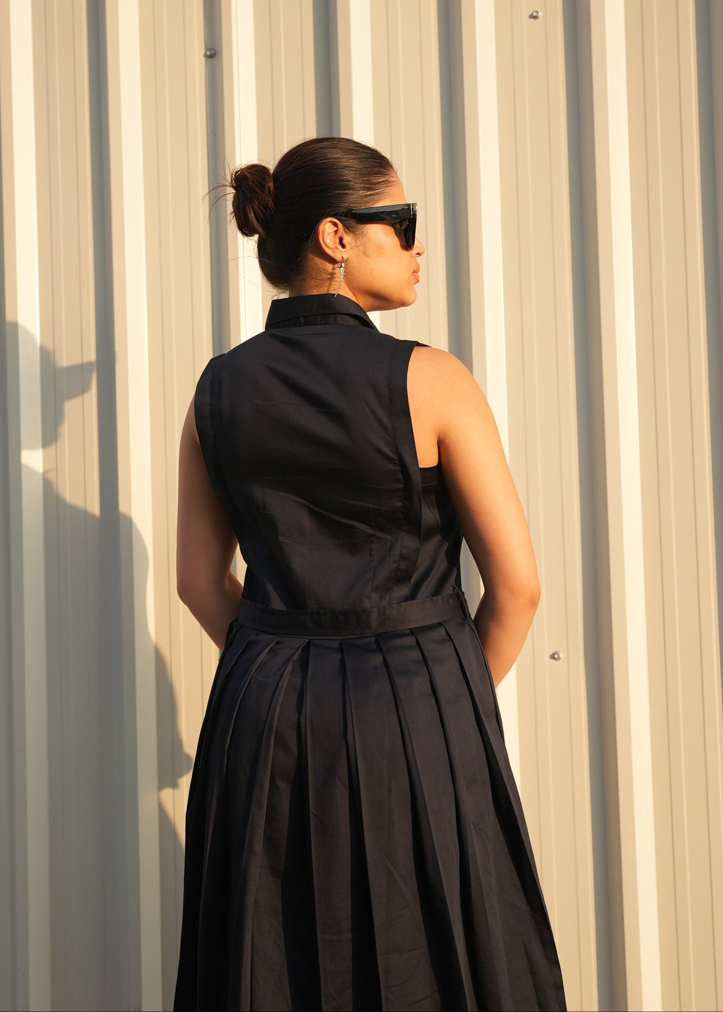 Shirt dress side profile women — knife pleat volume navy — Twelve India